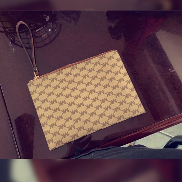 Light brown Michael Kors wrist wallet - Picture 2 of 3